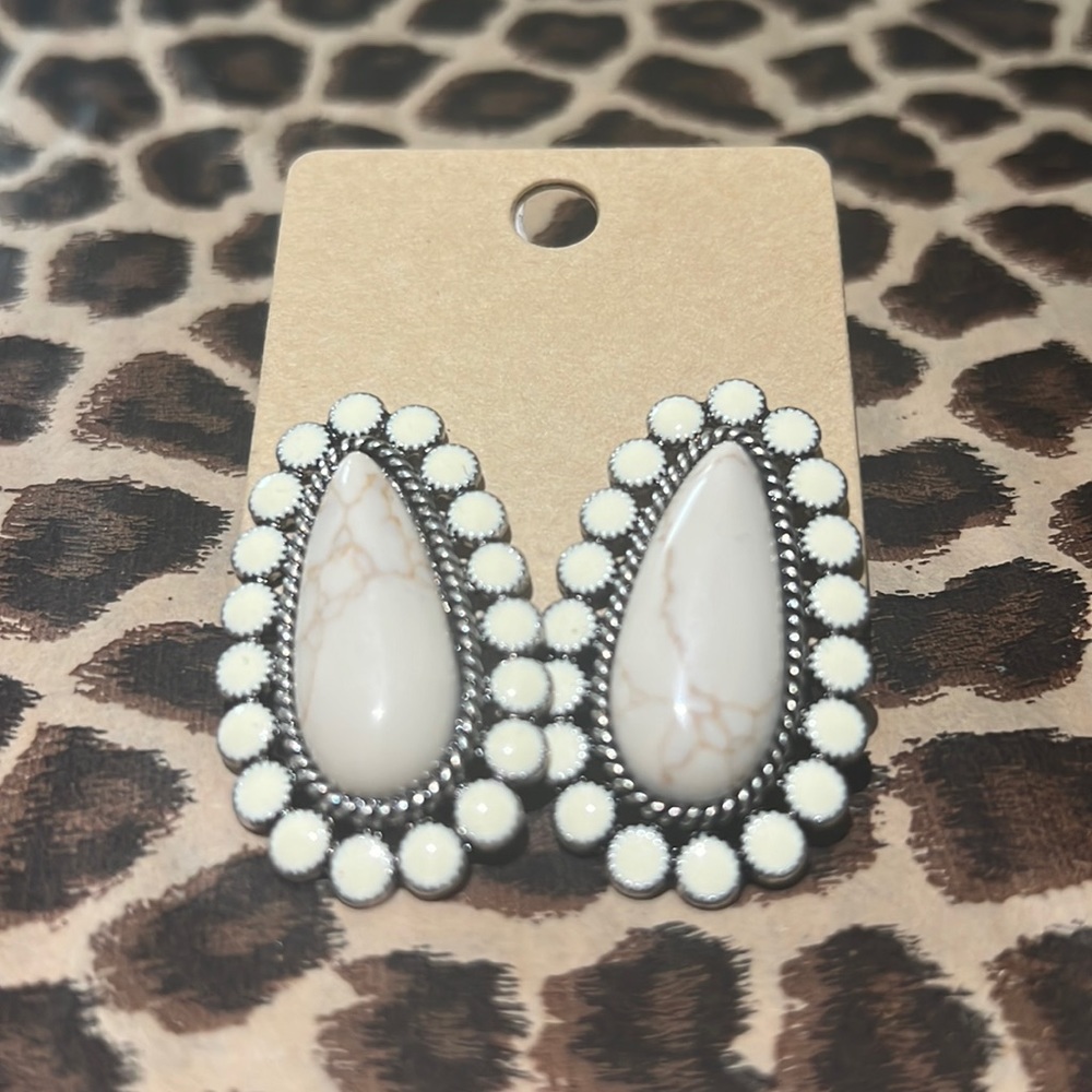 Delilah earrings-Ivory